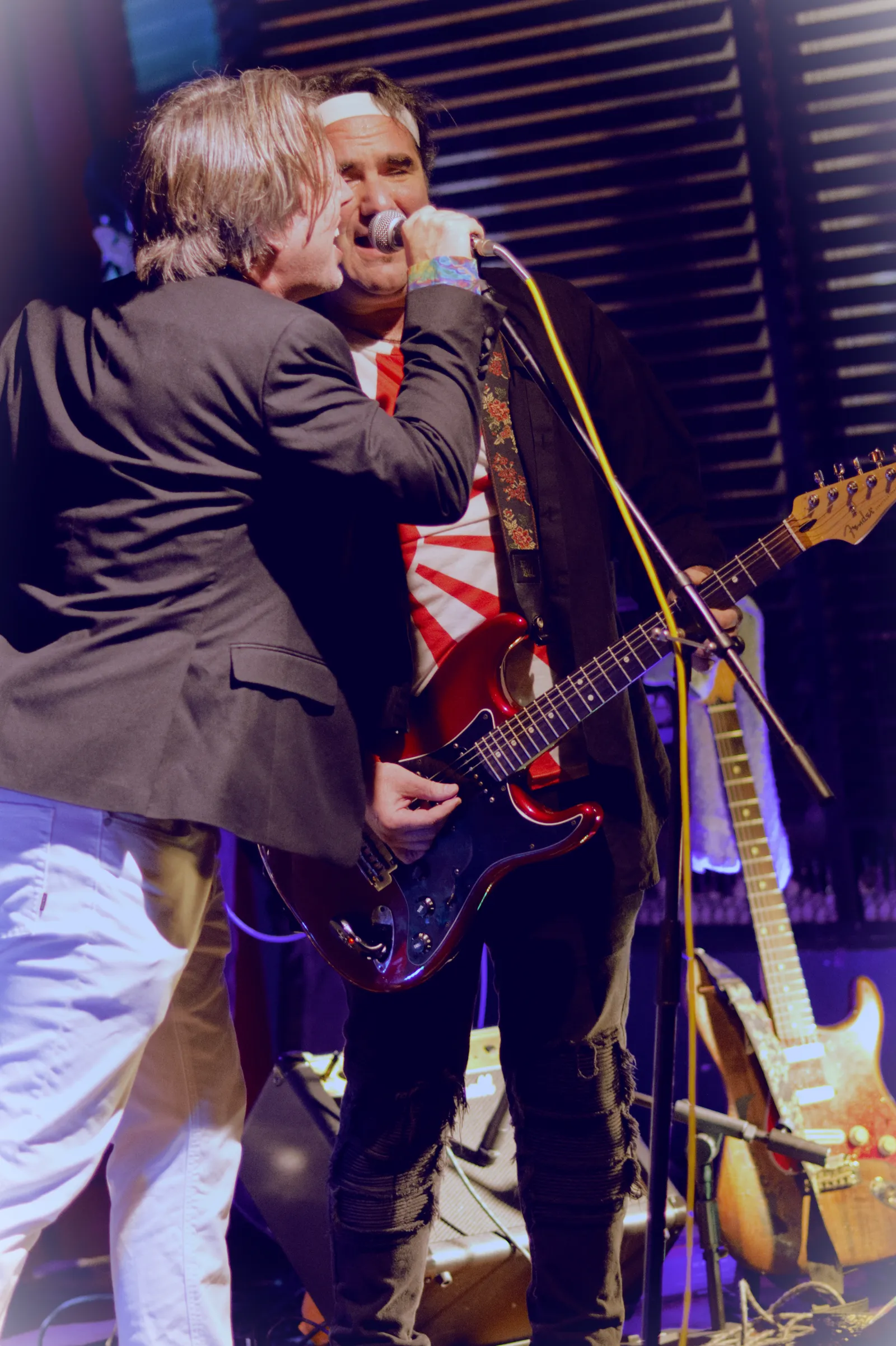 Notorious singer and guitarist sharing the microphone on stage